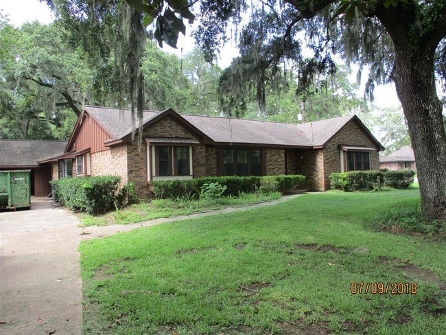 Building Photo - 2101 Oakwood Dr
