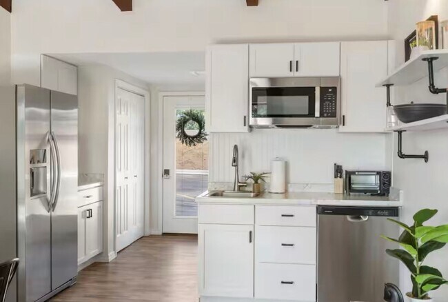 Foto del edificio - Remodeled and Stunning 1 Bedroom Condo | Fully Furnished | All Utilites Included | 1 Bathroom | K...