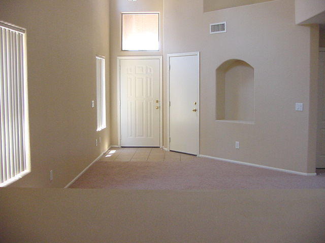 Building Photo - 2 STORY HOME IN CRYSTAL GARDENS!