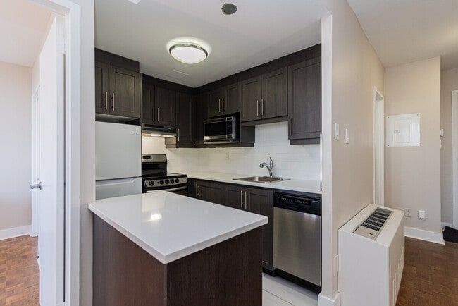 Building Photo - 1276 Av des Pins O