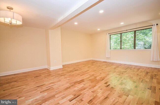 Building Photo - 7447 Hickory Log Cir