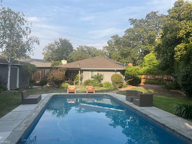 Foto del edificio - 3 br, 2 bath House - 660 Rhodes Dr
