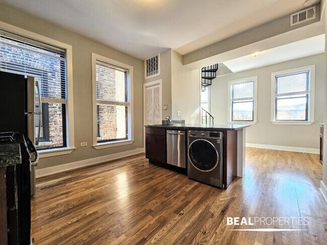 Foto del edificio - 3 bedroom in CHICAGO IL 60657
