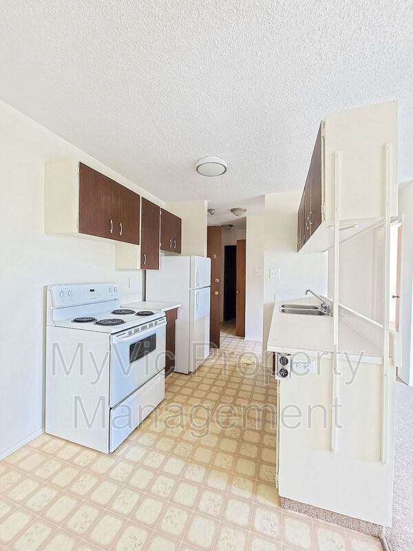 Building Photo - 10130-10152 152 St NW