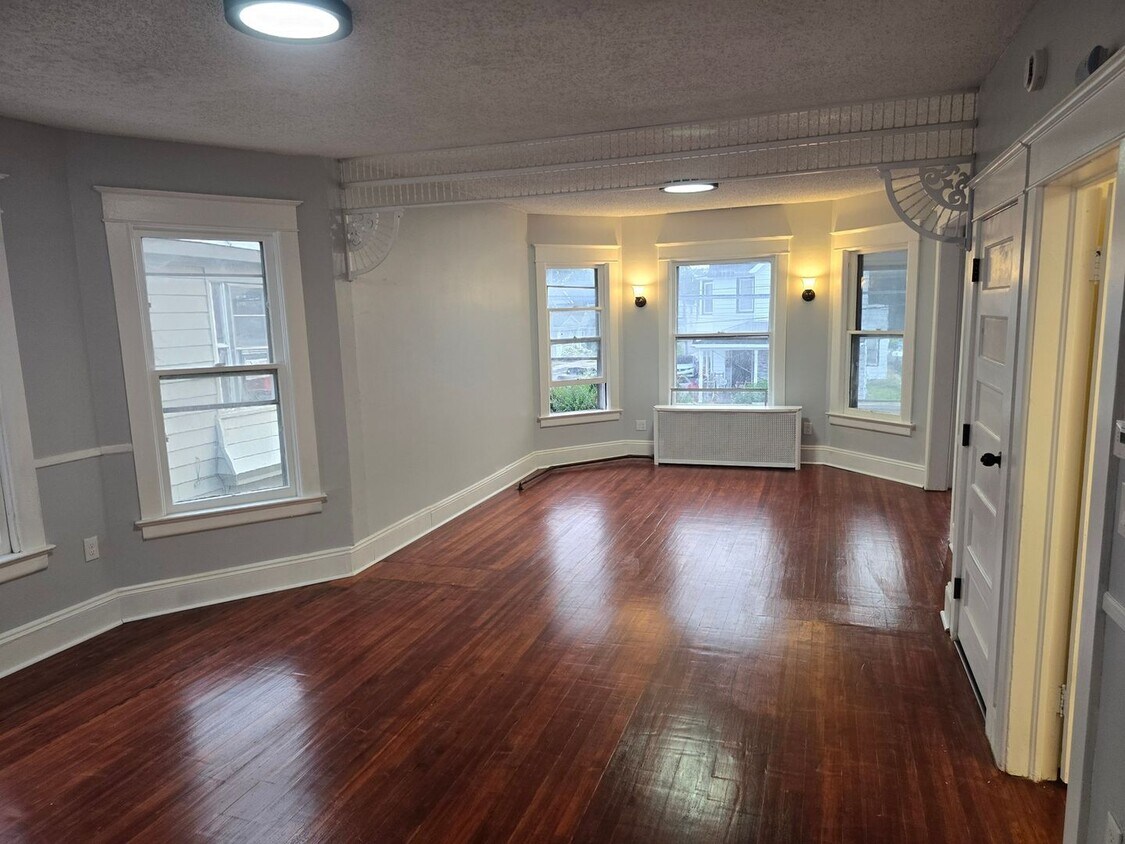 Foto principal - Charming 3BR Duplex in Schenectady