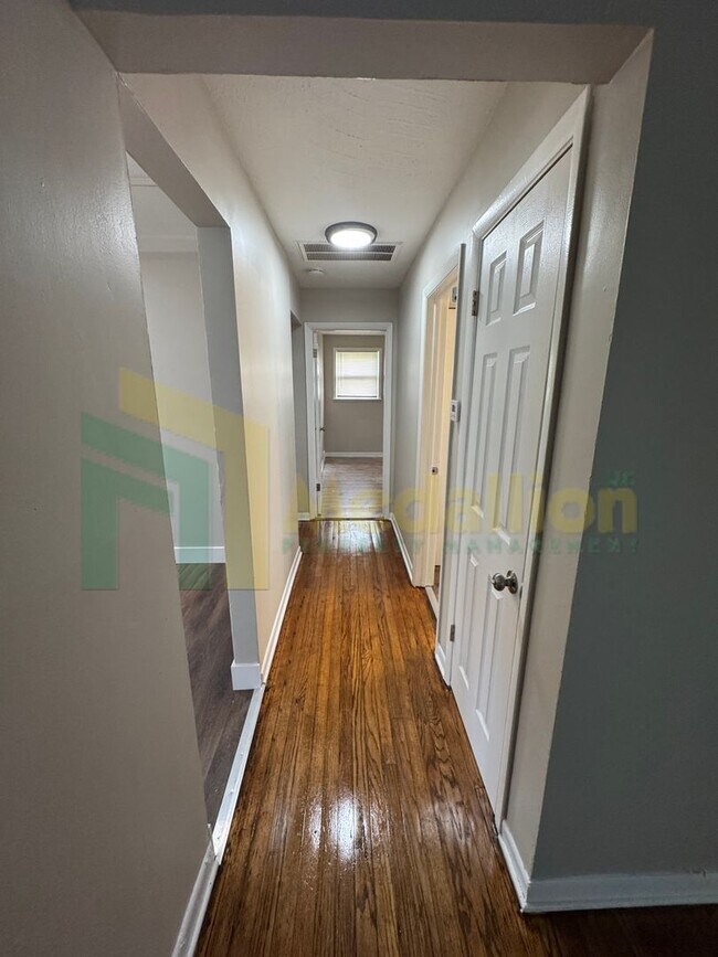 Building Photo - Beautifully Updated 3-Bed Home on a Quiet ...