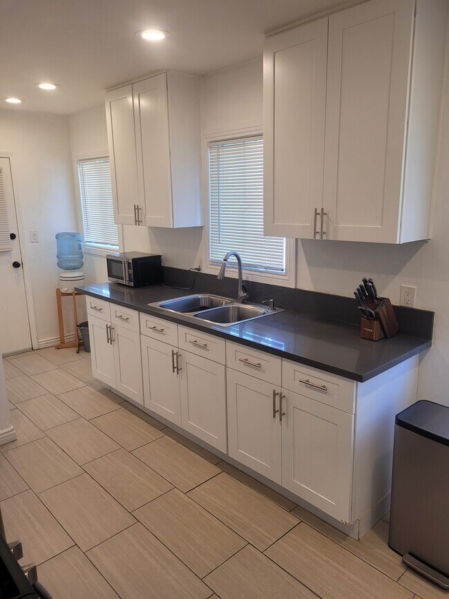Foto del edificio - 406 W 17th St