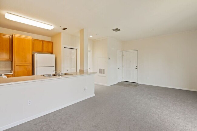Foto del edificio - 5201 Laguna Oaks Dr