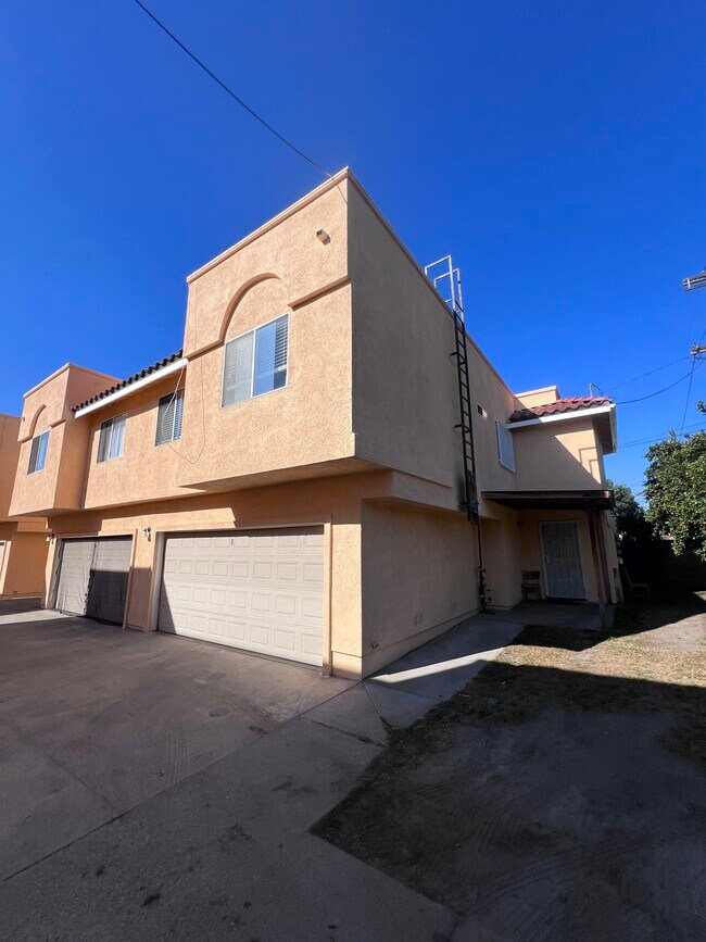 Building Photo - 228 S Avenue 18