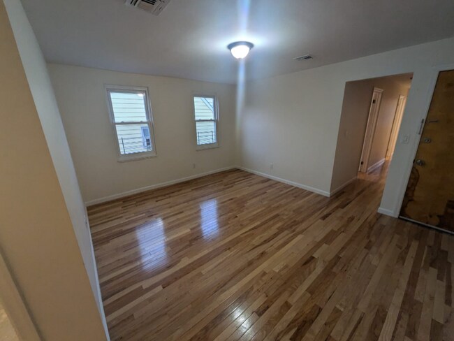 Building Photo - 437 Elm St
