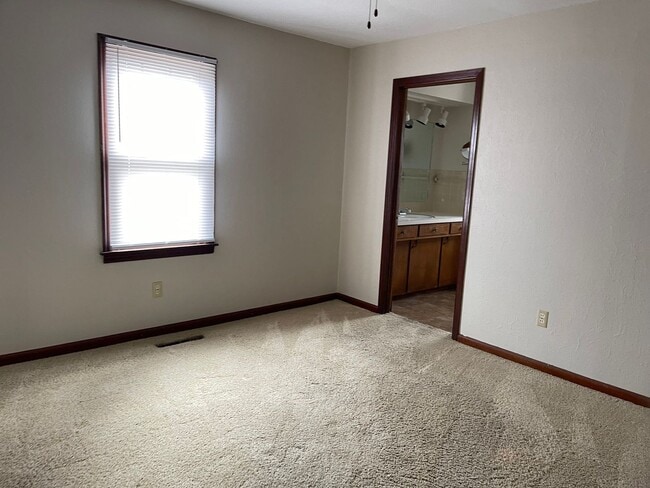 Building Photo - 3 BEDROOM 2 BATHROOM HOUSE FOR RENT