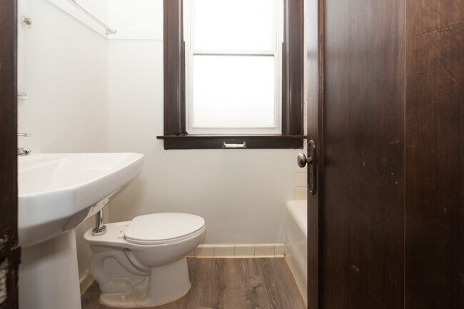 Foto del edificio - 1367 E 53rd St