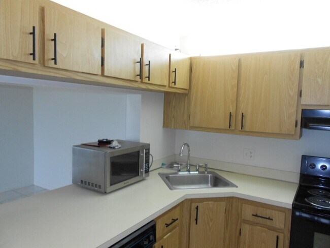Building Photo - 3630 Alder Dr