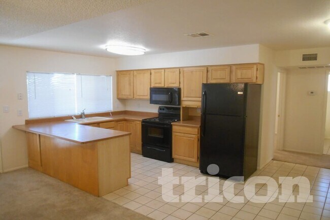 Building Photo - 3226 N Ellis St