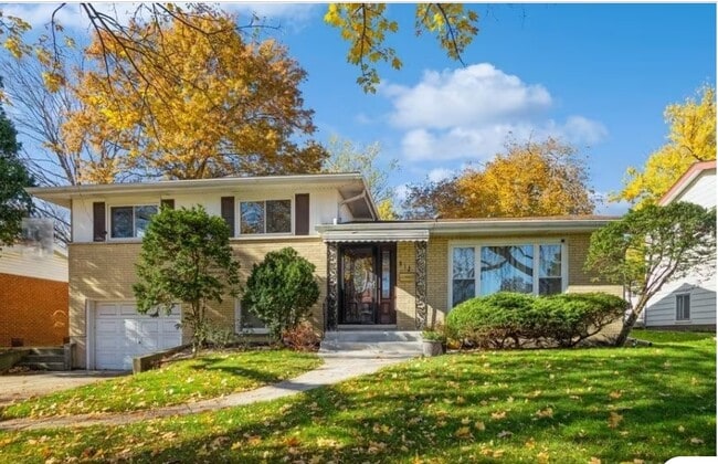 Building Photo - 812 S School St