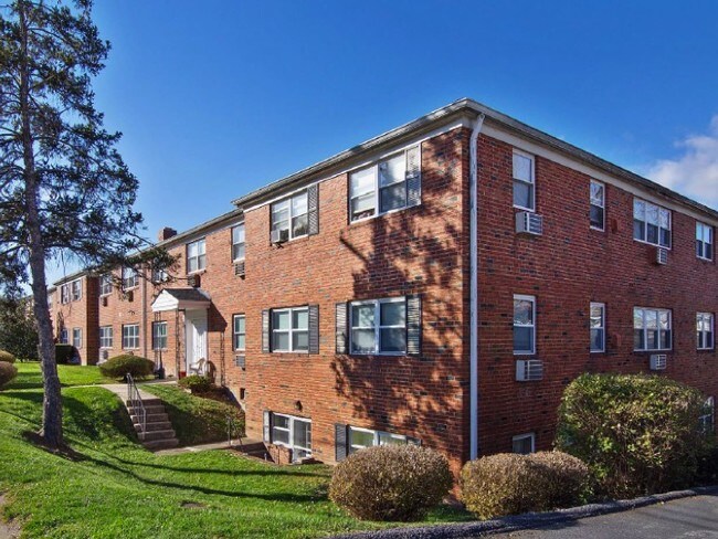Frente del edificio - 499 W Lancaster Ave