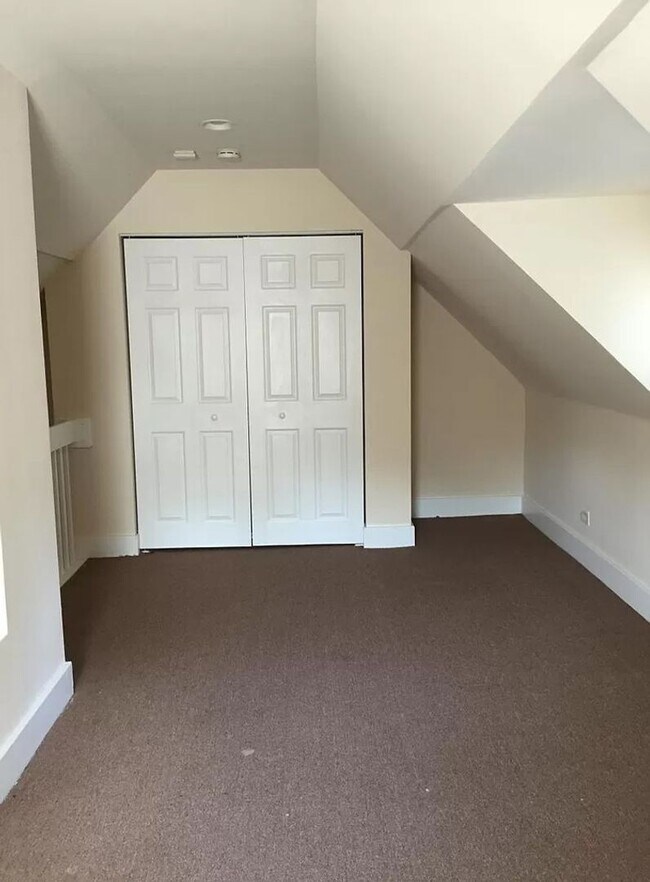 Building Photo - 3 bedroom/1 bath Waukegan home located on ...
