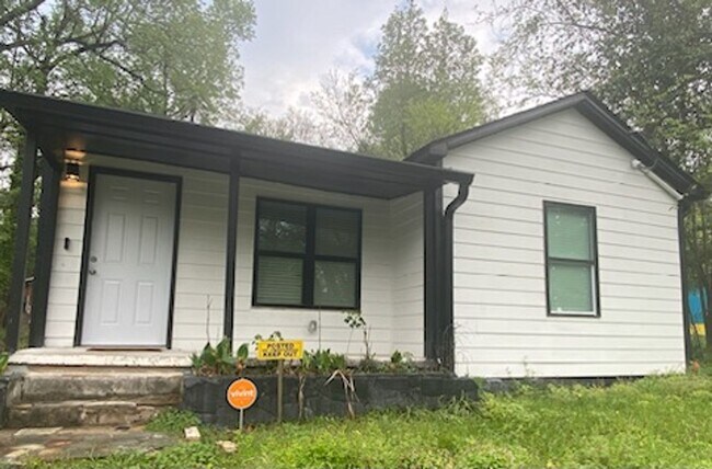 Building Photo - Cute, Quiet and Cozy - minutes away from M...
