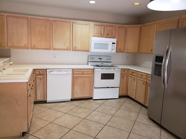 Building Photo - Beautiful 2 bed/2 bath townhome in the gat...