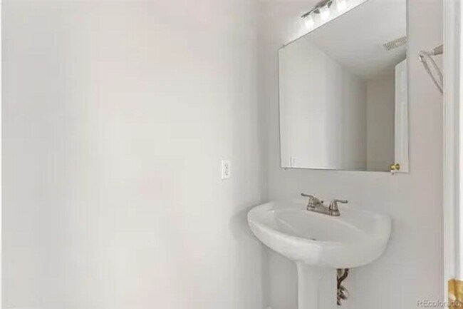 Building Photo - Newly Remodeled 3 Bed/3 Bath in Aurora.