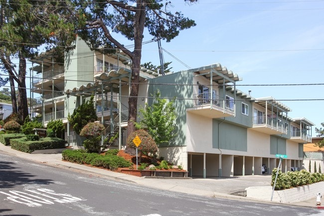 Building Photo - 2200 Village Ct