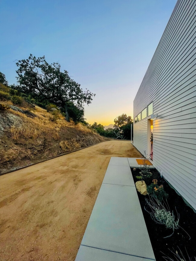 Building Photo - 2670 W Kelly Rd