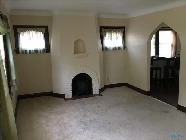 Building Photo - Charming 1-Bedroom with Vintage Appeal near Downtown Toledo – 800 sq ft for $675