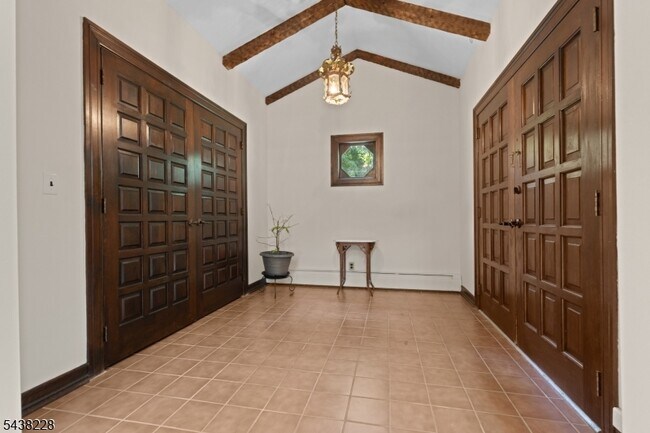 Foto del edificio - 8 Crosby Ln