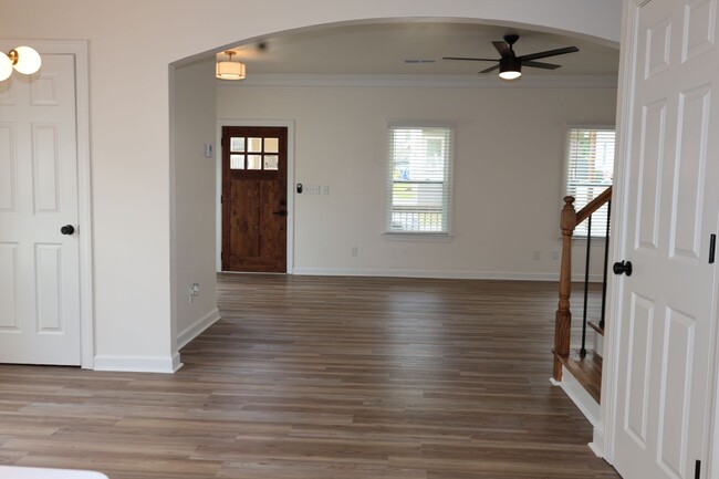 Building Photo - 3 Bedroom Single Family Home (Newly Renova...