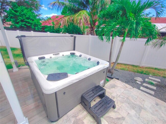 Building Photo - 5780 Sun Pointe Cir