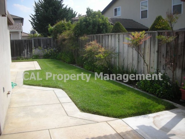 Building Photo - 3 Bedroom 2 bath home  Apply Now!