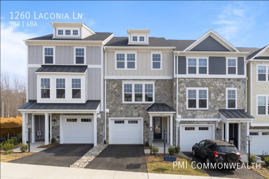 Foto principal - 3 Bed / 2 Full / 2 Half Bath Townhouse (Av...