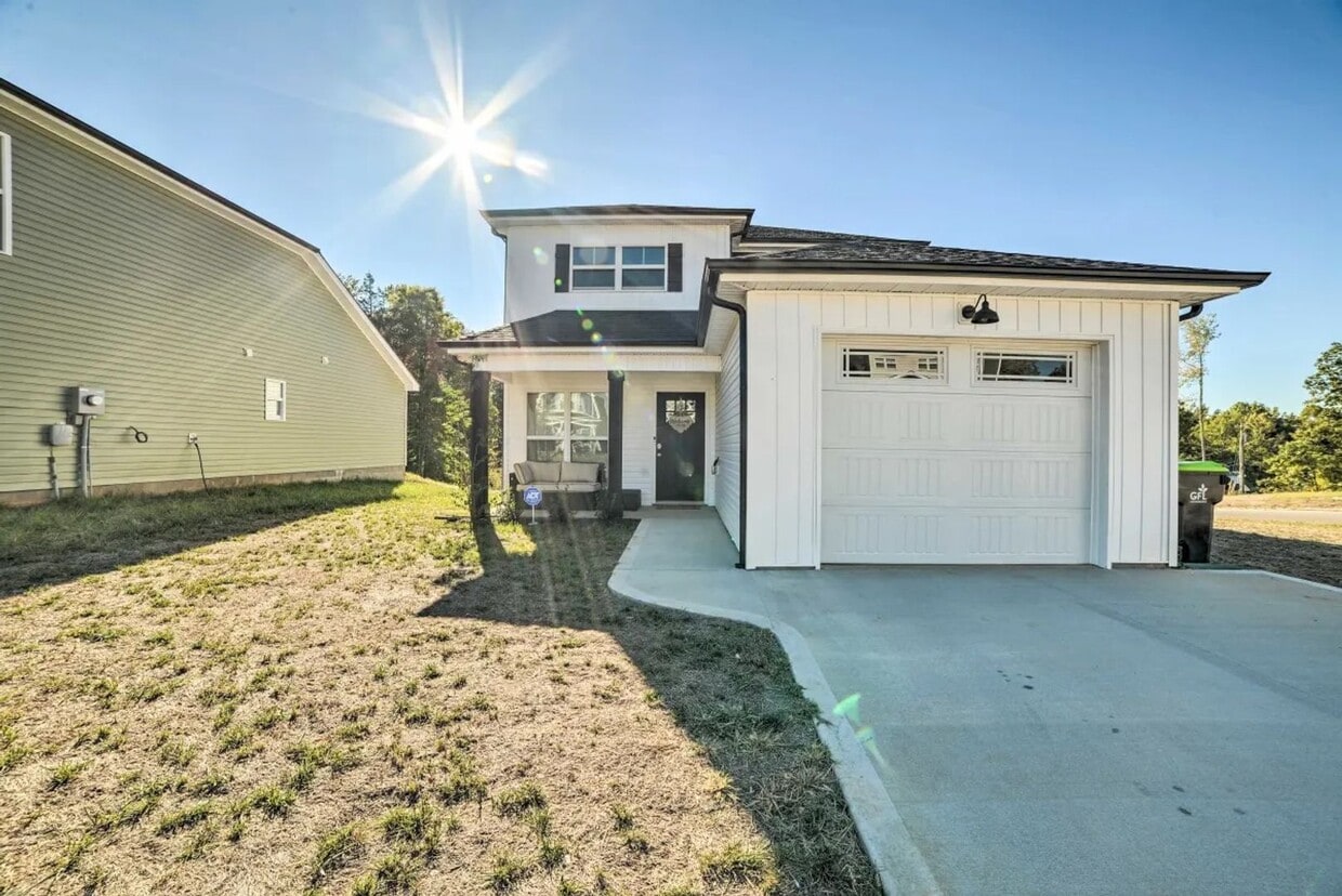Primary Photo - Pet Friendly Three Bedroom!