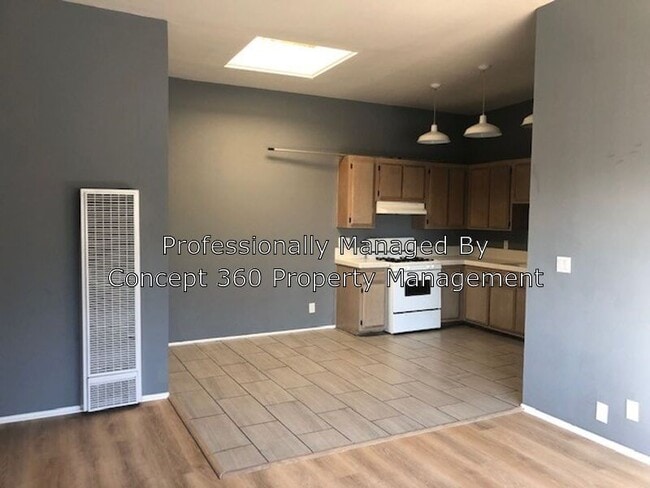 Building Photo - 920 W Crestwood Ave