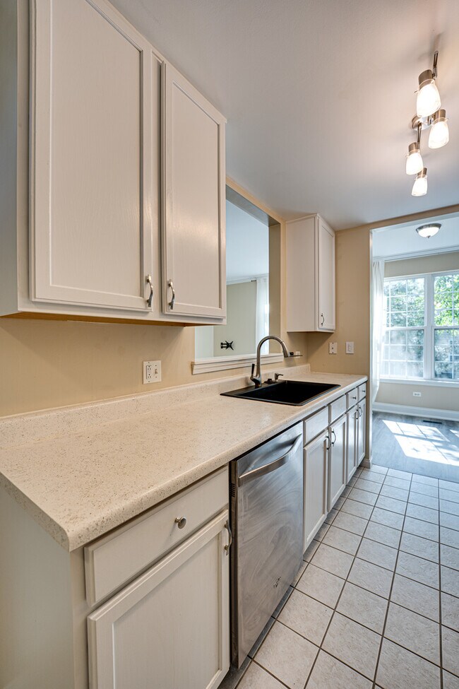 Building Photo - 2855 Vernal Ln