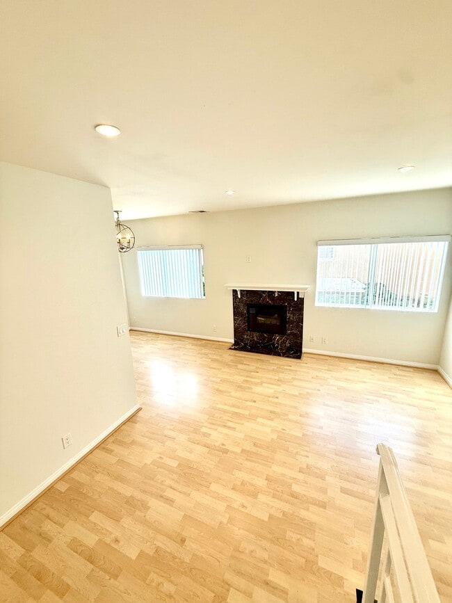 Building Photo - 11565 Riverside Dr