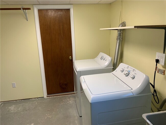 Foto del edificio - 20 Pine Hill Dr