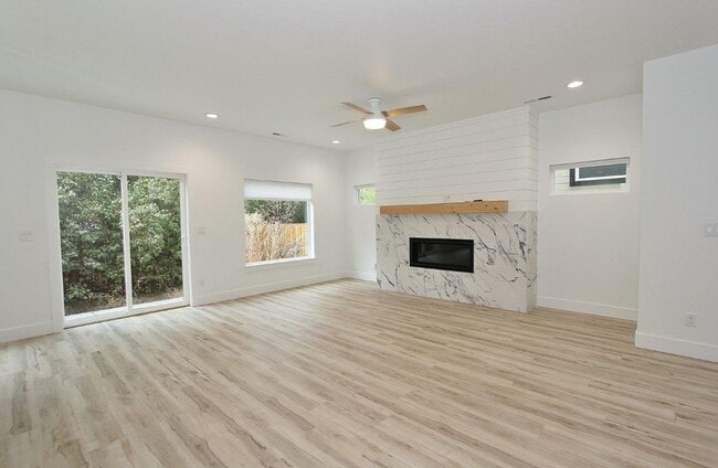 Building Photo - Immaculate Bench Home!