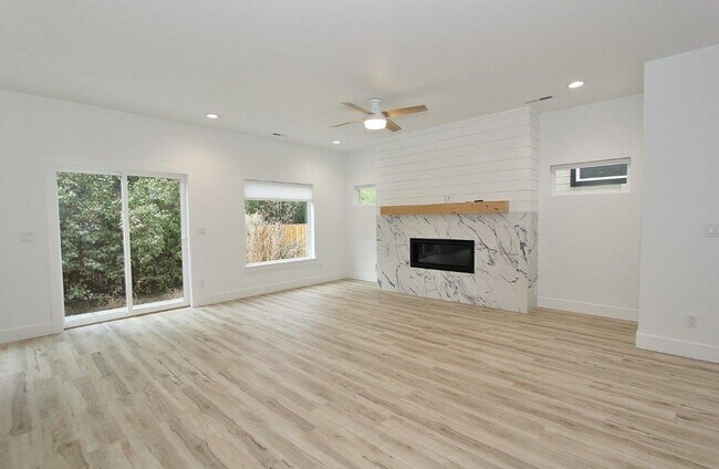 Foto del edificio - Immaculate Bench Home!