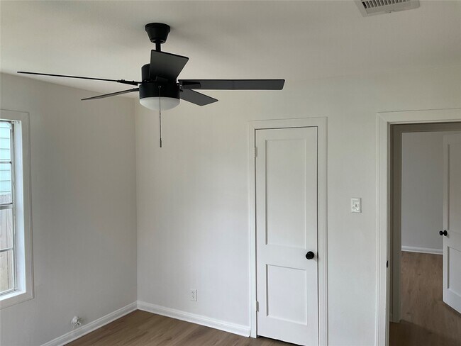 Building Photo - 326 E 1st St