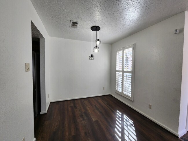 Foto del edificio - Stylish 2BR, 2BA Townhome with Modern Flai...
