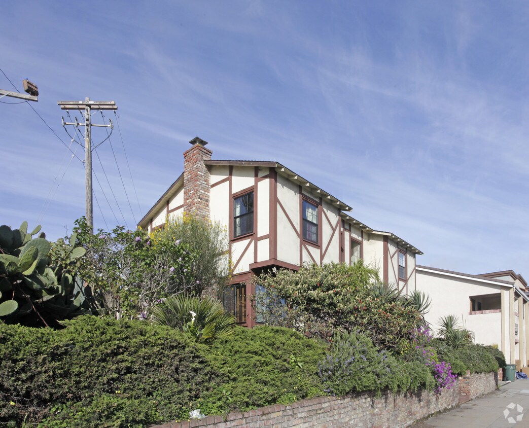 Building Photo - 101-115 Lighthouse Ave