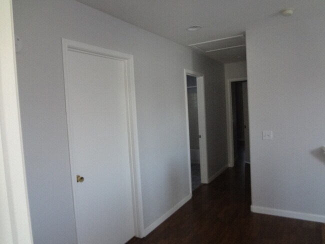 Foto del edificio - THIS 1,596 SQ. FT. HOME HAS 3 BEDROOMS, 2.5 BATHROOMS, A 2 CAR GARAGE LOCATED ON A CORNER LOT AND...