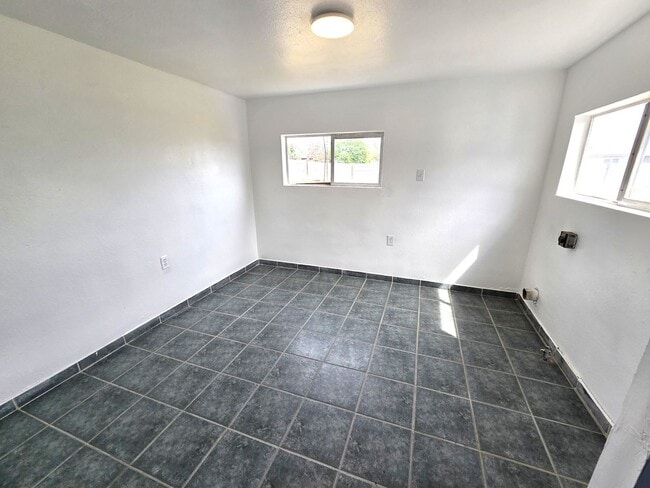 Building Photo - Updated 2 Bedroom 1 Bath Home on Large Lot