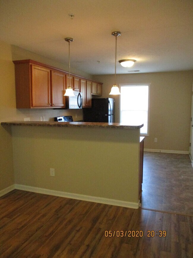 Building Photo - AVAILABLE NOW! - 2 bedroom 2 bath condo on...