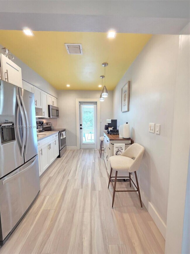 Building Photo - 250 NE 42nd St