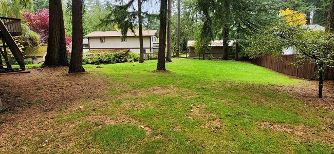 Foto del edificio - LYNNWOOD Spacious 3 bdrm + Den & Family Room Home