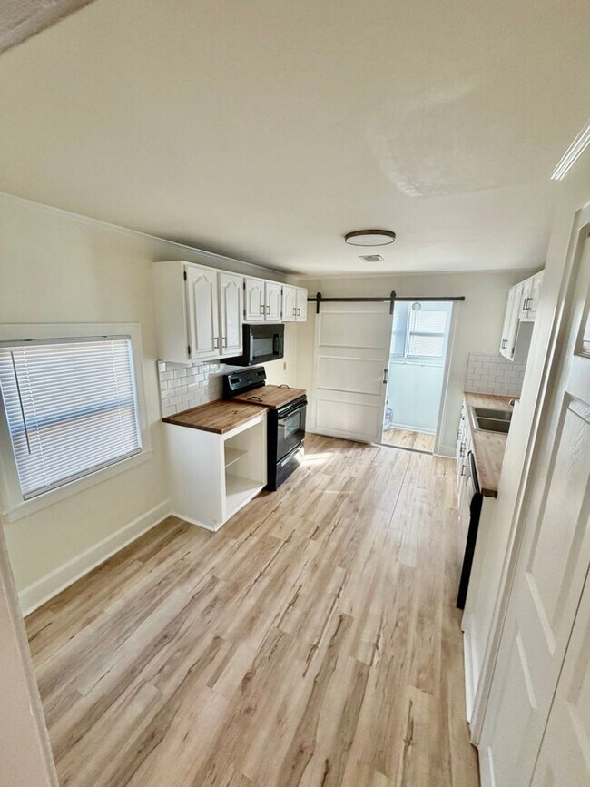 Foto del edificio - Bungalow in Desirable Rosewood area