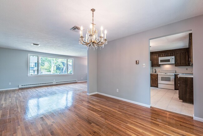Building Photo - 20 Fieldstone Dr