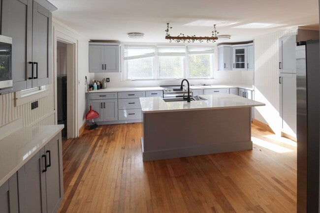 Foto del edificio - Beautiful 3-Bedroom Colonial on 1.3 Acres ...